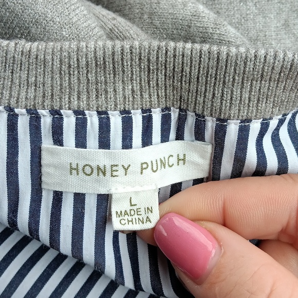 Honey Punch Women’s Size L Stripe Gray Pullover Sweater V-Neck Nautical Layer - Picture 7 of 10